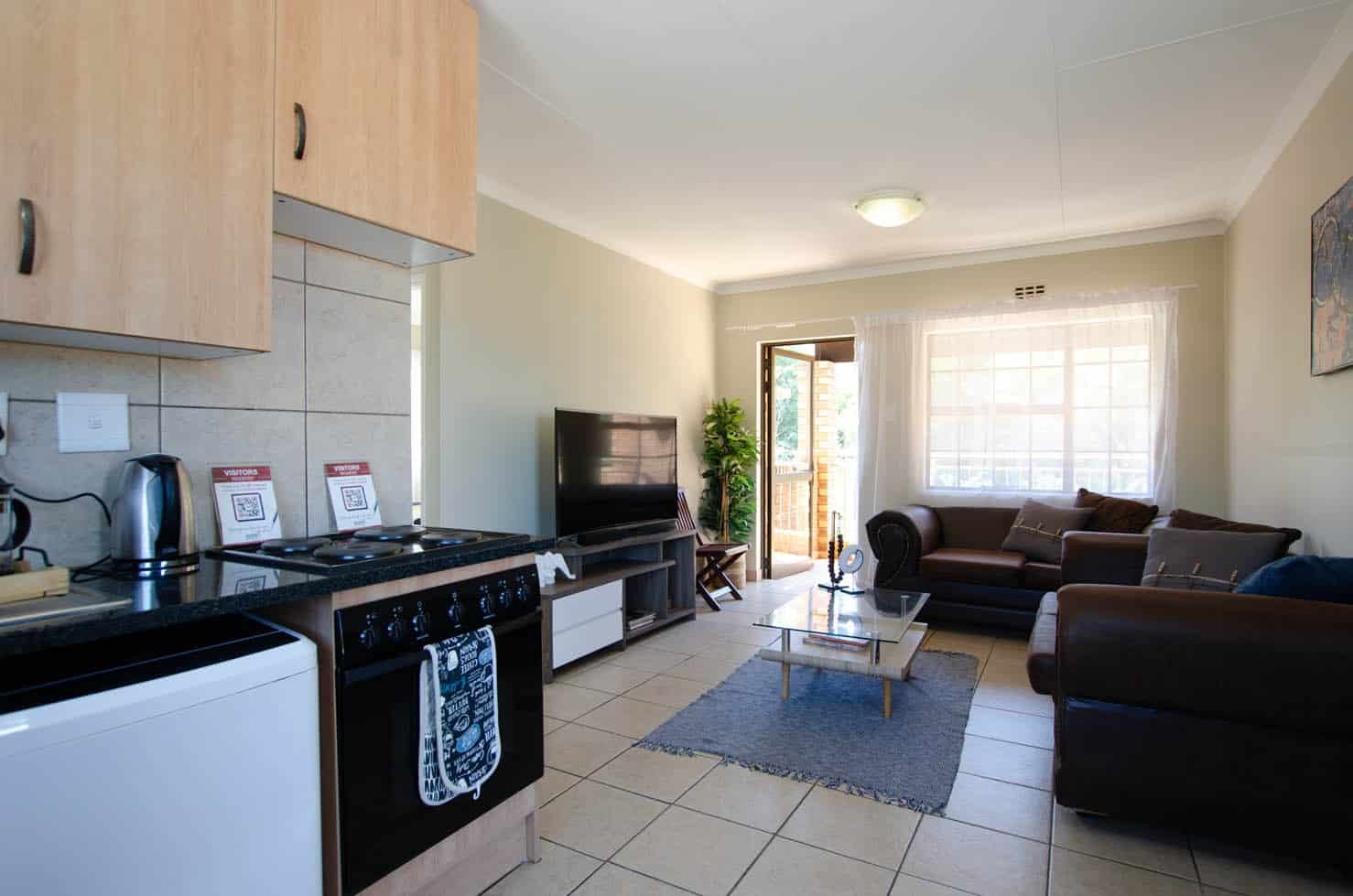 Open-plan kitchen and lounge at Southgate Ridge